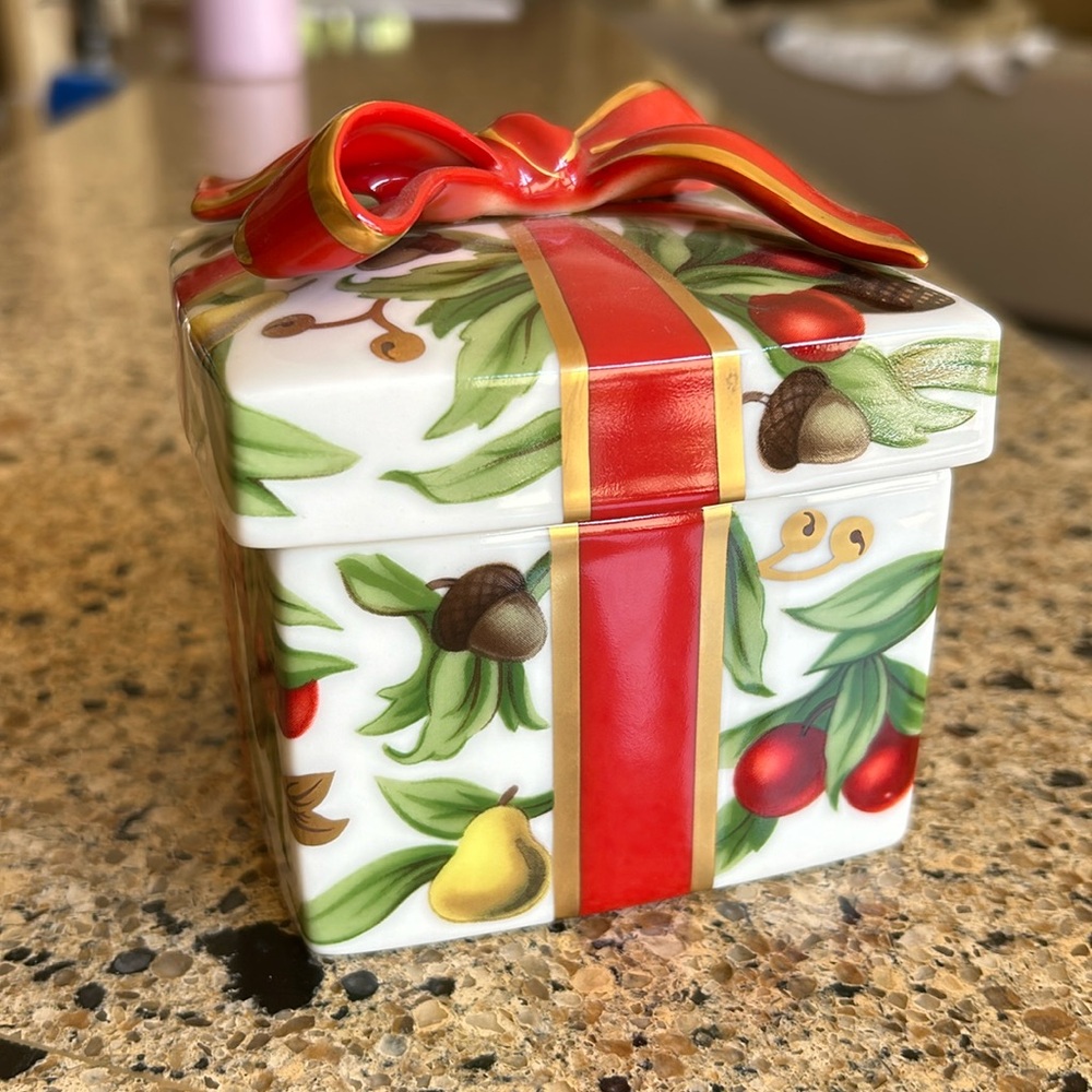 Tiffany Holiday 3 in x 3 in ceramic box